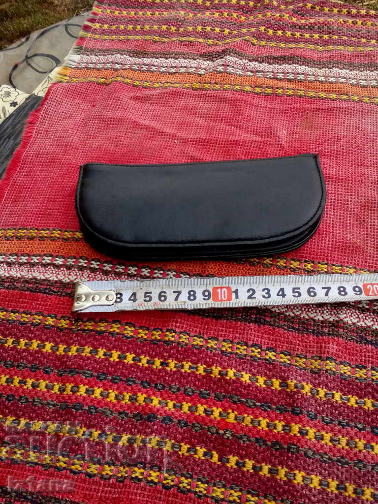 Δημοπρασία Το πορτοφόλι της γέλης μιας ηλικιωμένης κυρίας Δημοπρασία Το πορτοφόλι της γέλης μιας ηλικιωμένης κυρίας