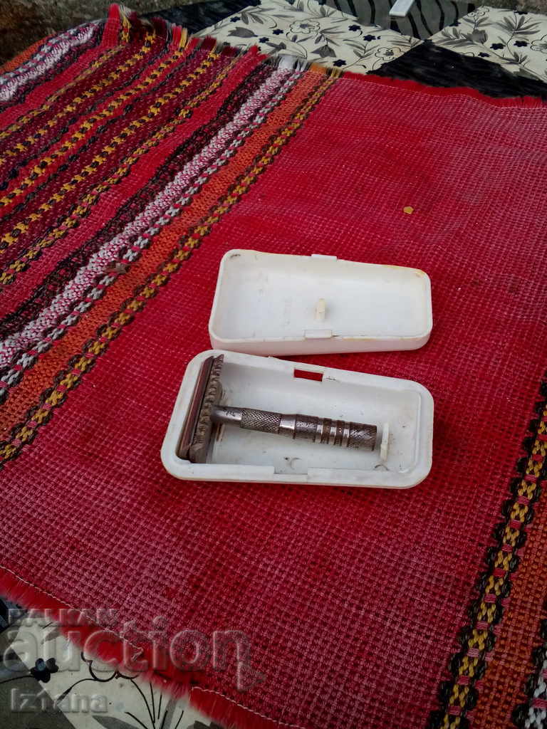 Auction An old razor Auction An old razor