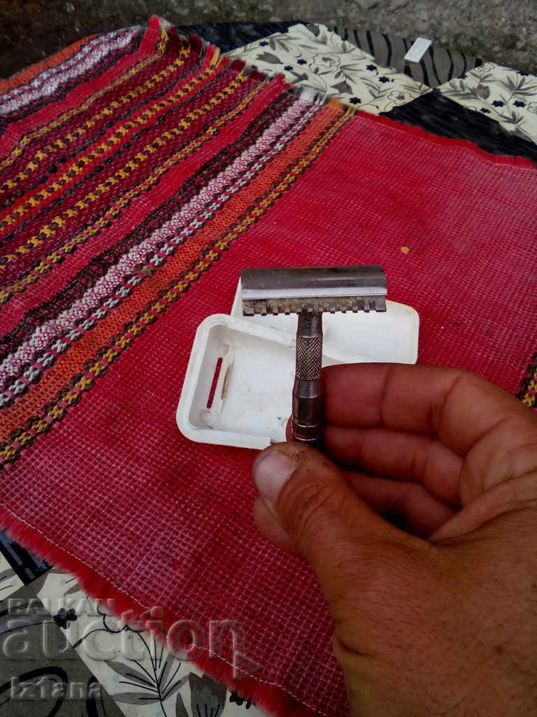 Delivery of An old razor Delivery of An old razor