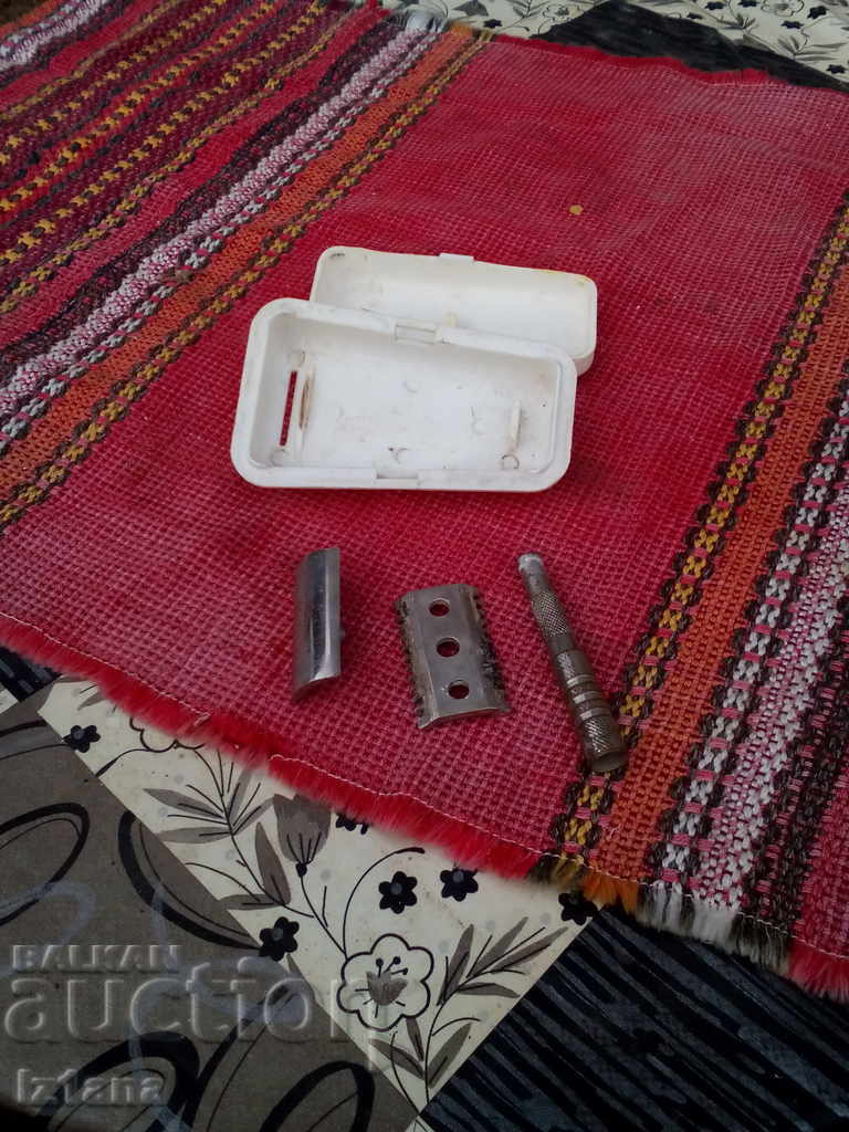 An old razor - 5 An old razor - 5