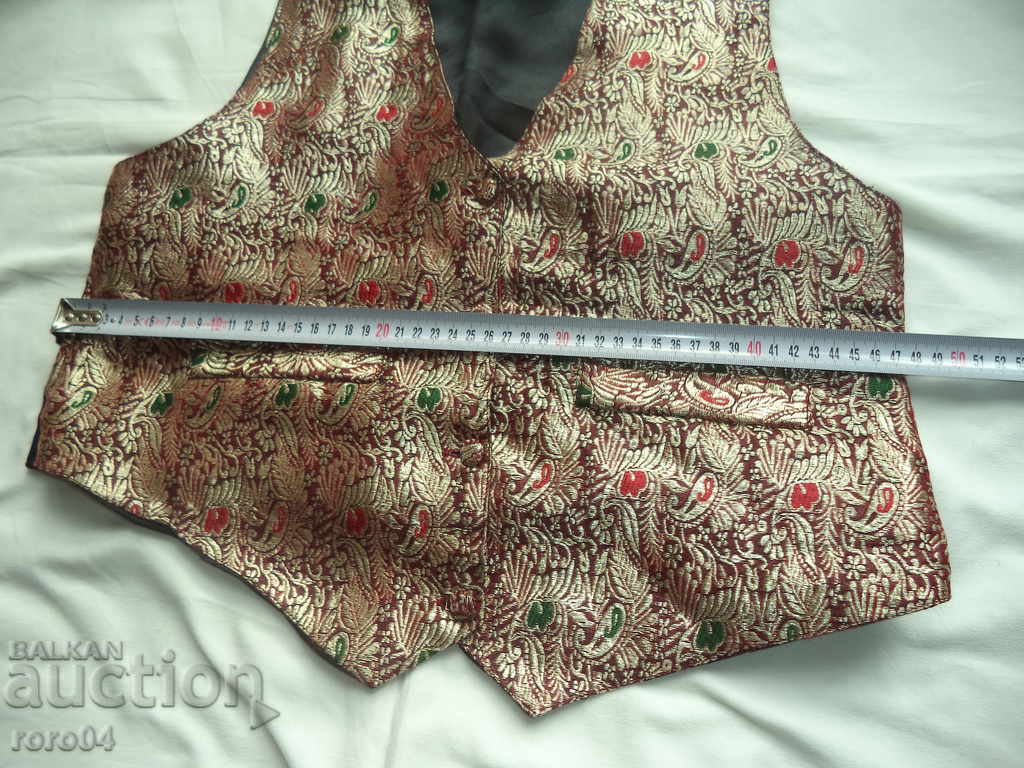 Auction  AN ILLUSION COSTUME SURFACE