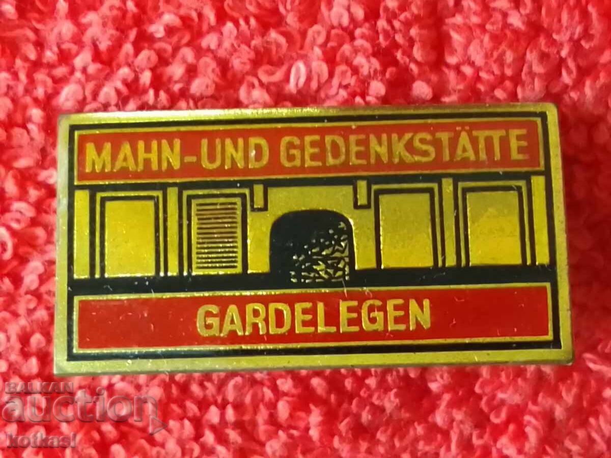 Auction  Old badge Germany victims of the massacre in the town of GARDELEGEN