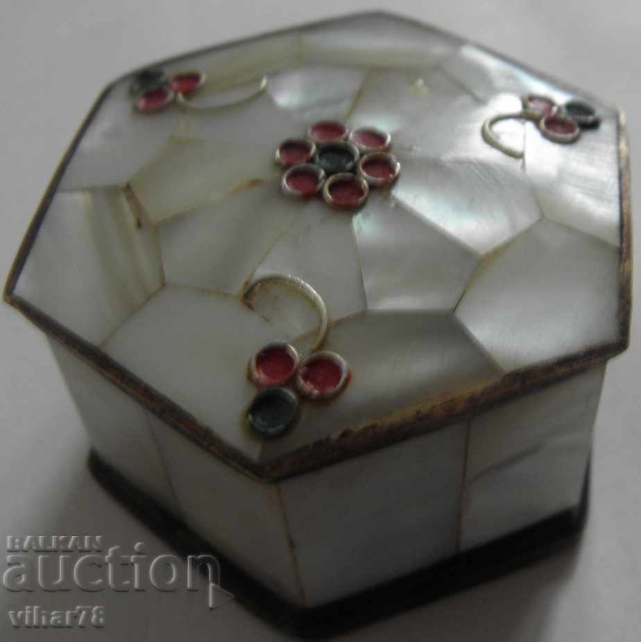 SMALL BOX OF MOTHER OF PEARL with price 35.99 BGN | € 18.40 SMALL BOX OF MOTHER OF PEARL with price 35.99 BGN | € 18.40