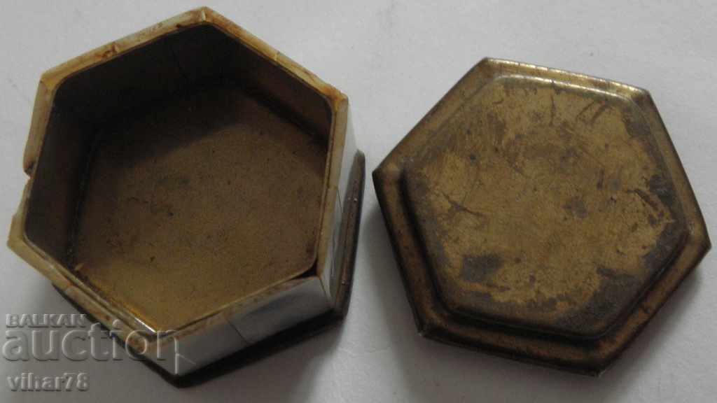 SMALL BOX OF MOTHER OF PEARL - 5 SMALL BOX OF MOTHER OF PEARL - 5