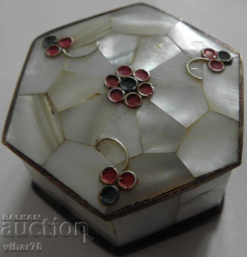 SMALL BOX OF MOTHER OF PEARL - 6 SMALL BOX OF MOTHER OF PEARL - 6