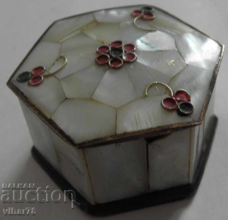 SMALL BOX OF MOTHER OF PEARL - 7 SMALL BOX OF MOTHER OF PEARL - 7
