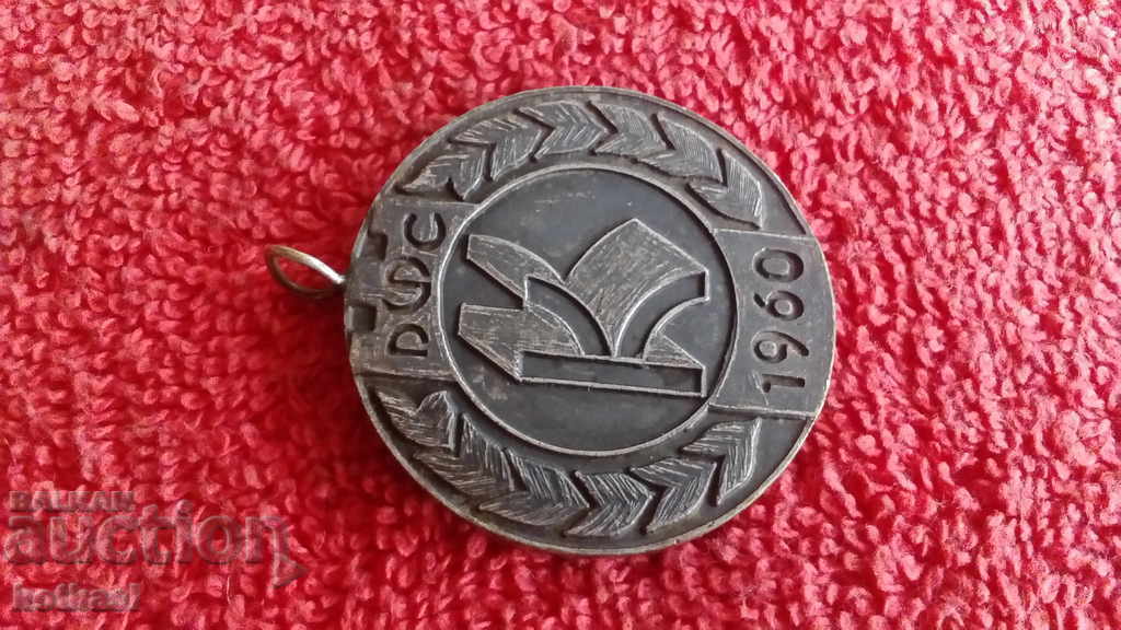 Licitație Medalie metal veche K torta foc cruce 1960 Atletism