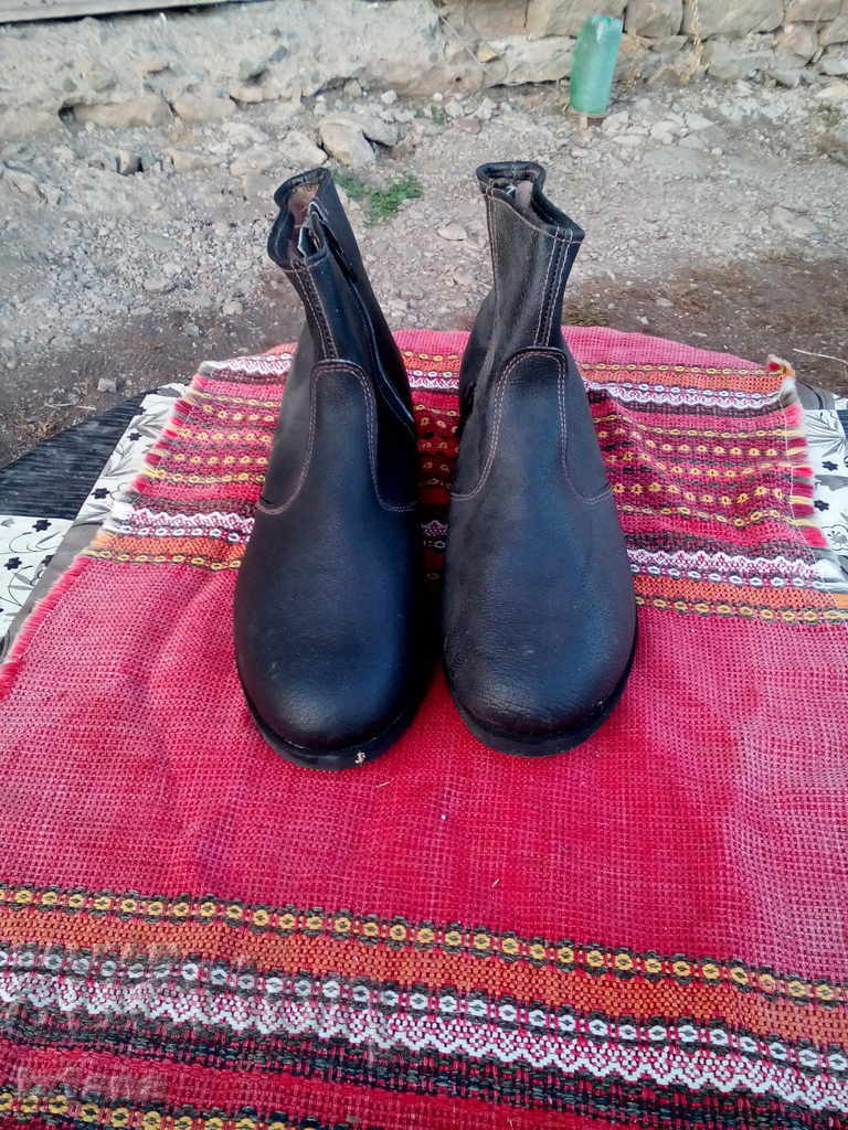 Old Bulgarian Shoes, Botty