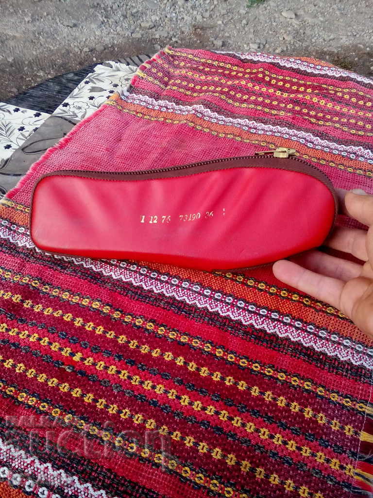 Licitație Papuci vechi, papuci