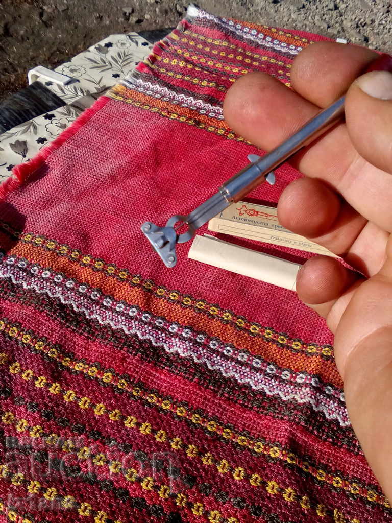 Delivery of An old tool for catching stitches Delivery of An old tool for catching stitches