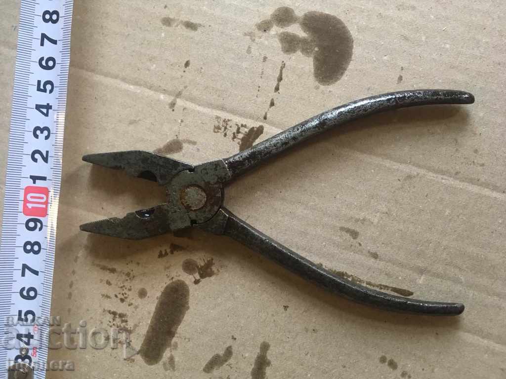 Auction UNIVERSAL Pliers WITHOUT LOFT OLD Auction UNIVERSAL Pliers WITHOUT LOFT OLD
