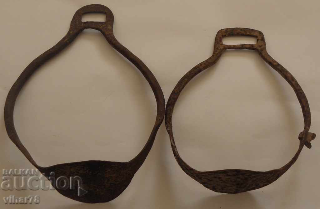 Delivery of stirrups for cavalry horse