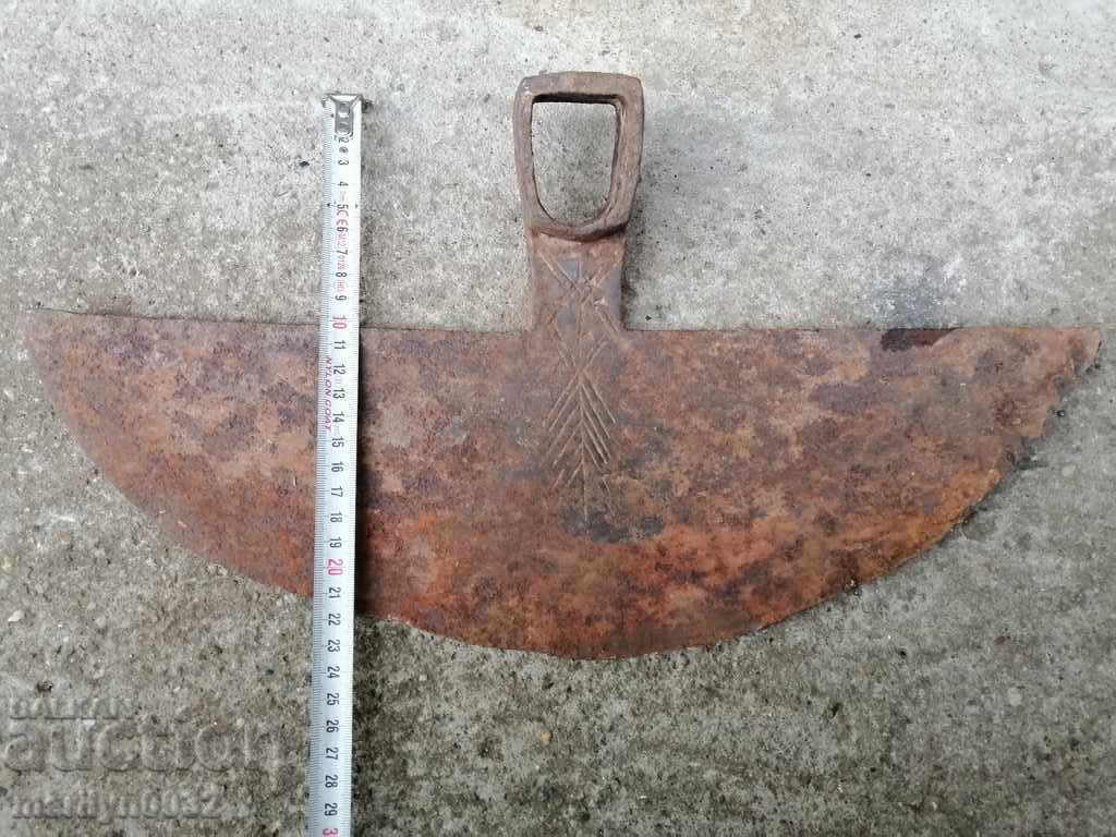 Παράδοση Παλιά σφυρήλατη τσάπα, λεπίδα, σφυρήλατο σίδερο, σφραγίδα εργαλείου Παράδοση Παλιά σφυρήλατη τσάπα, λεπίδα, σφυρήλατο σίδερο, σφραγίδα εργαλείου