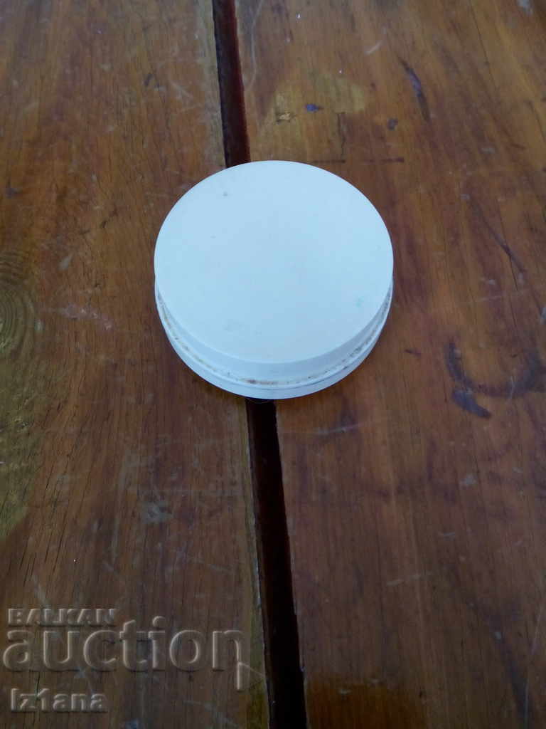 Delivery of An old box of lemon cream Delivery of An old box of lemon cream