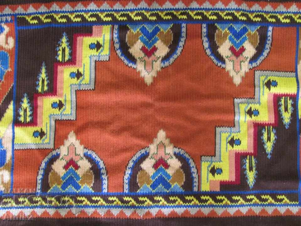 Covor brodat manual din secolul al XIX-lea, Cobra, Gobelin din lână cu preț 130.00 BGN | € 66.47