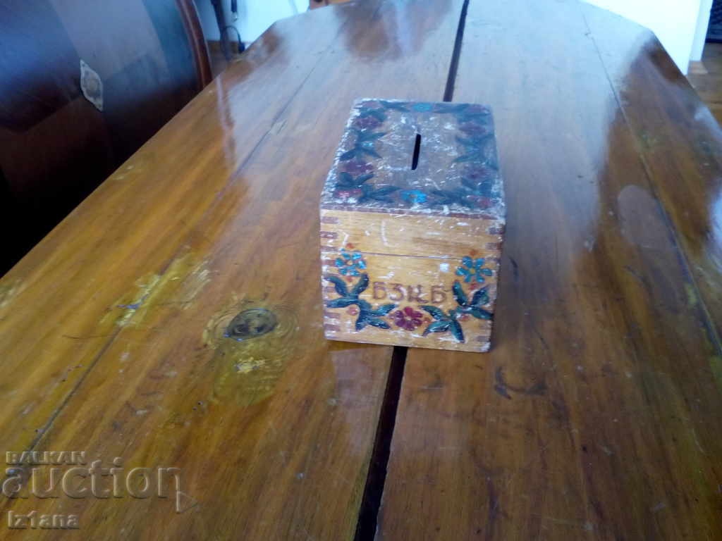 Delivery of Old wooden box Delivery of Old wooden box