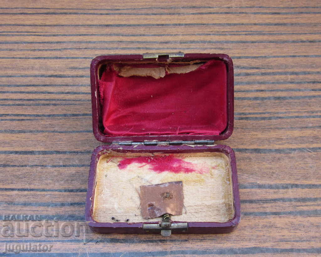 стара старинна малка кутийка кутия за бижу брошка пръстен