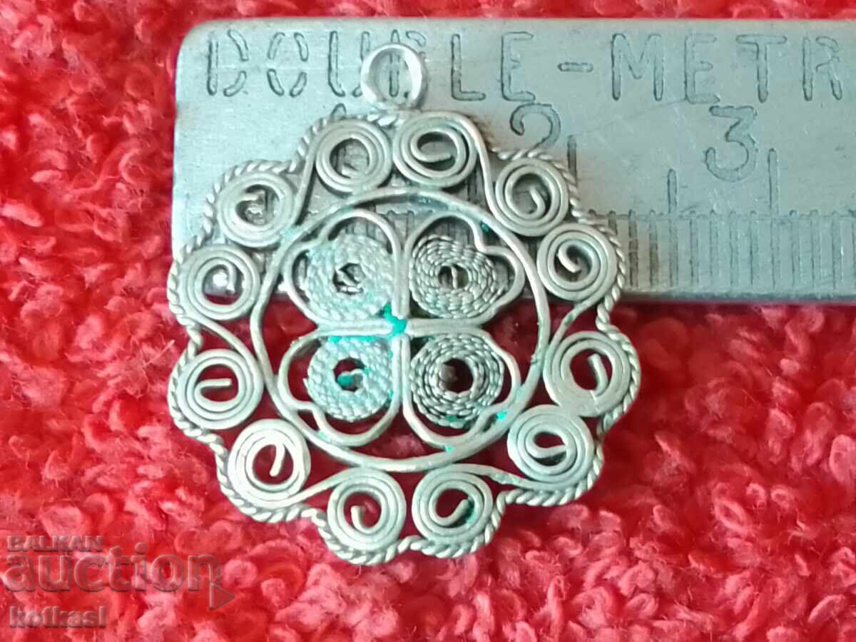 Pandantiv din filigran de argint vechi cu preț 85.50 BGN | € 43.72 Pandantiv din filigran de argint vechi cu preț 85.50 BGN | € 43.72