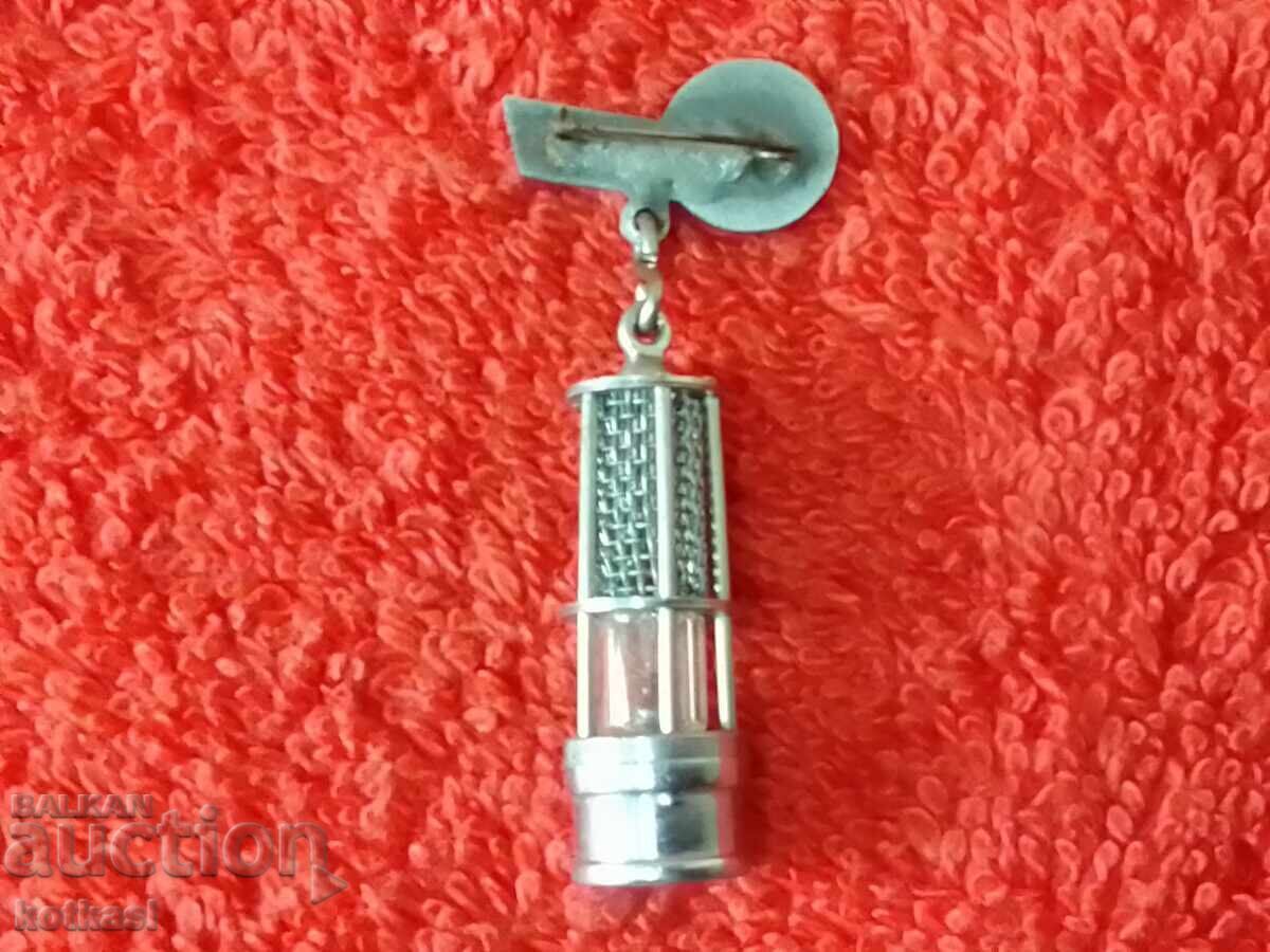 Vechi insignă metalică sportivă mare semn orașul Donbass cu preț 8.50 BGN | € 4.35