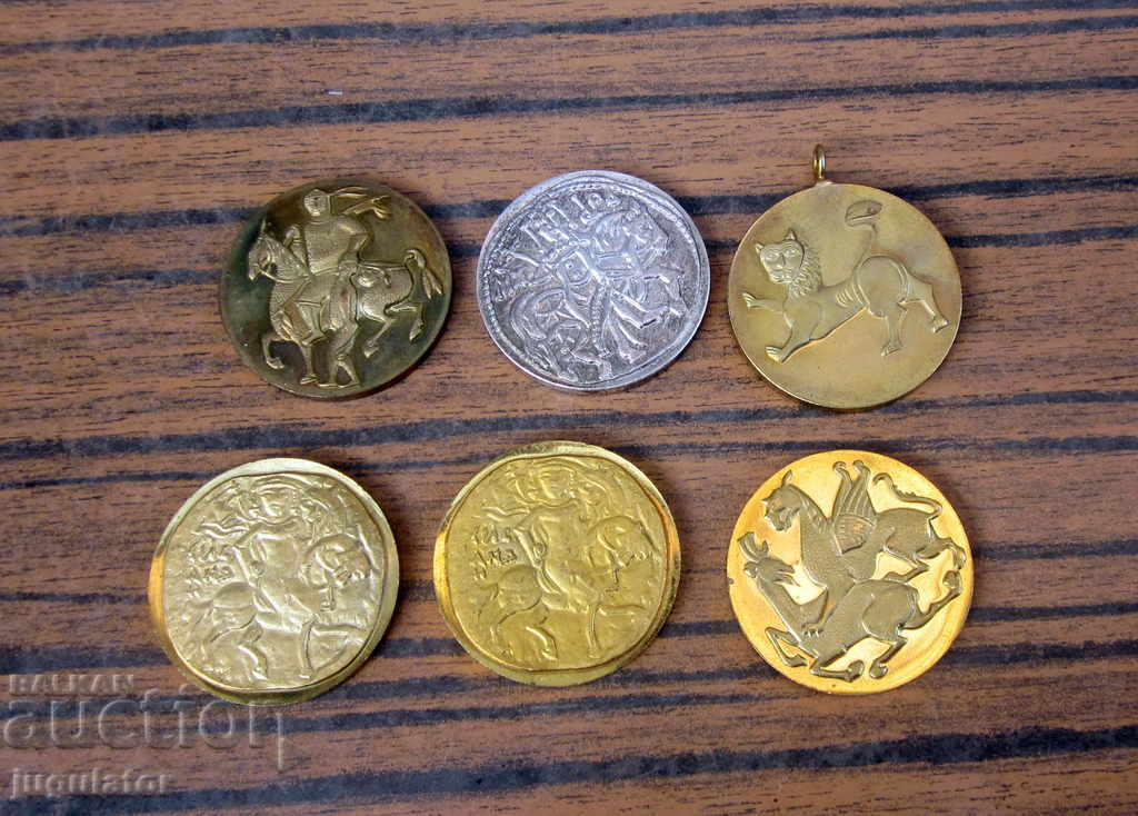Πολλές βουλγαρικές πλάκες μετάλλων με πατριωτικό ιστορικό θέμα