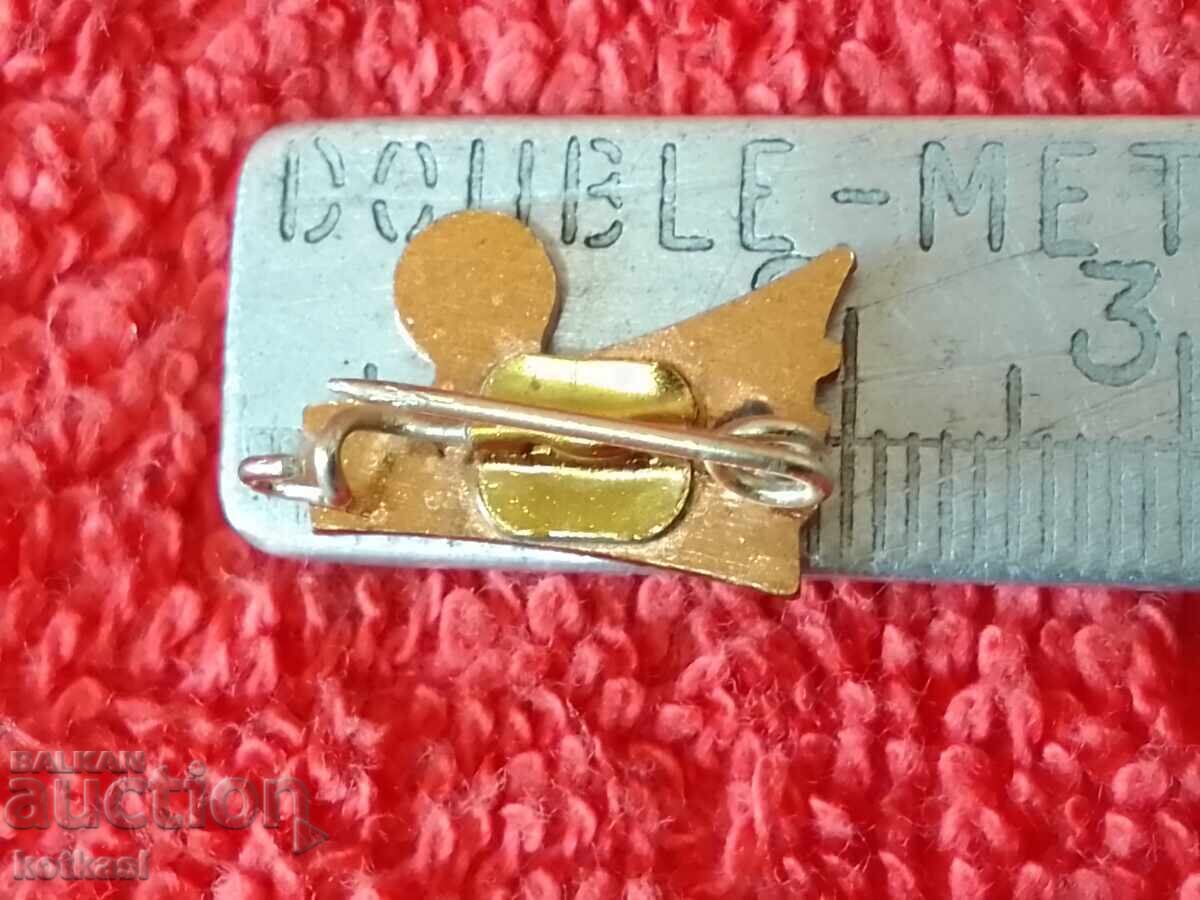 Old sports badge enamel Volleyball GDR DDR excellent DSVB with price 15.50 BGN | € 7.93 Old sports badge enamel Volleyball GDR DDR excellent DSVB with price 15.50 BGN | € 7.93