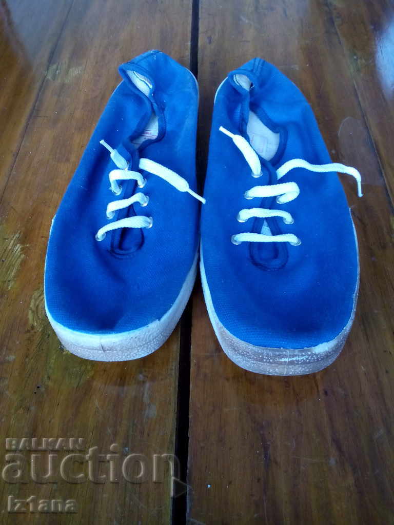 adidași vechi, sandale Pirin cu preț 40.00 BGN | € 20.45