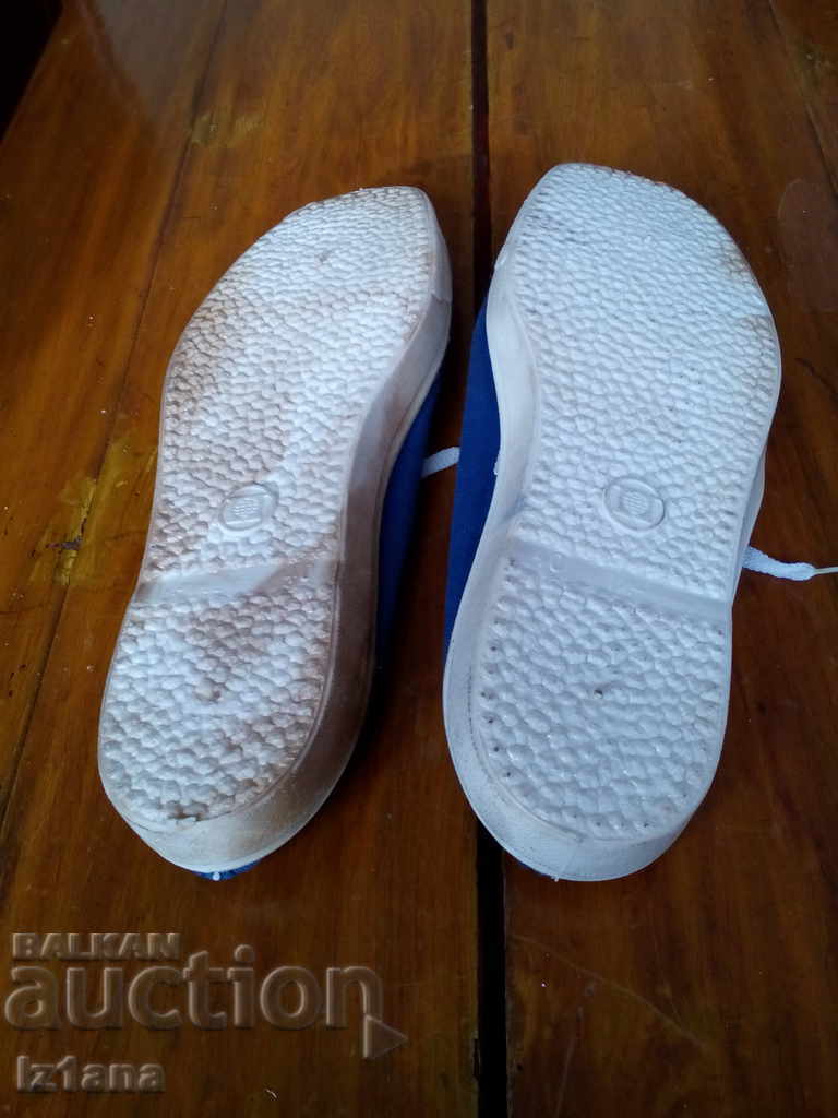 Livrarea adidași vechi, sandale Pirin