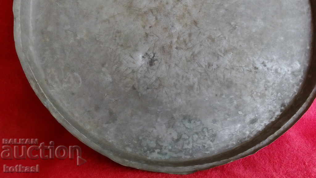 Tava veche din cupru diametru 42 cm marcata DM DG cu preț 85.50 BGN | € 43.72 Tava veche din cupru diametru 42 cm marcata DM DG cu preț 85.50 BGN | € 43.72