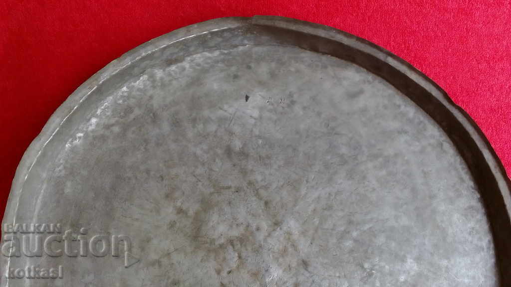 Livrarea Tava veche din cupru diametru 42 cm marcata DM DG Livrarea Tava veche din cupru diametru 42 cm marcata DM DG