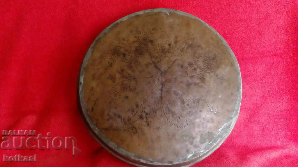 Tava veche din cupru diametru 42 cm marcata DM DG - 7 Tava veche din cupru diametru 42 cm marcata DM DG - 7