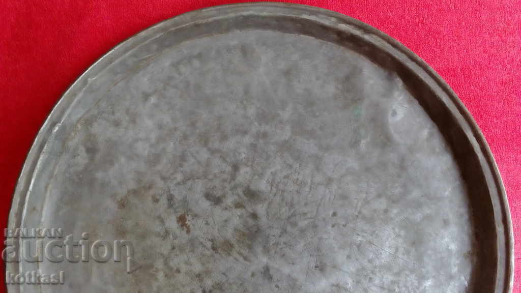 Delivery of Old copper tray, diameter 40.30 cm. Delivery of Old copper tray, diameter 40.30 cm.