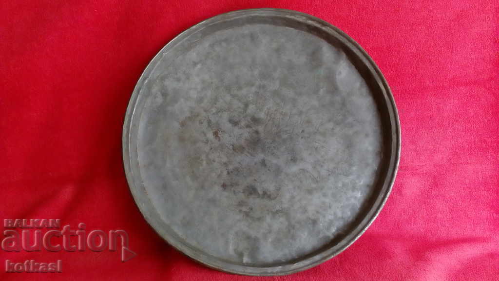 Old copper tray, diameter 40.30 cm. Old copper tray, diameter 40.30 cm.