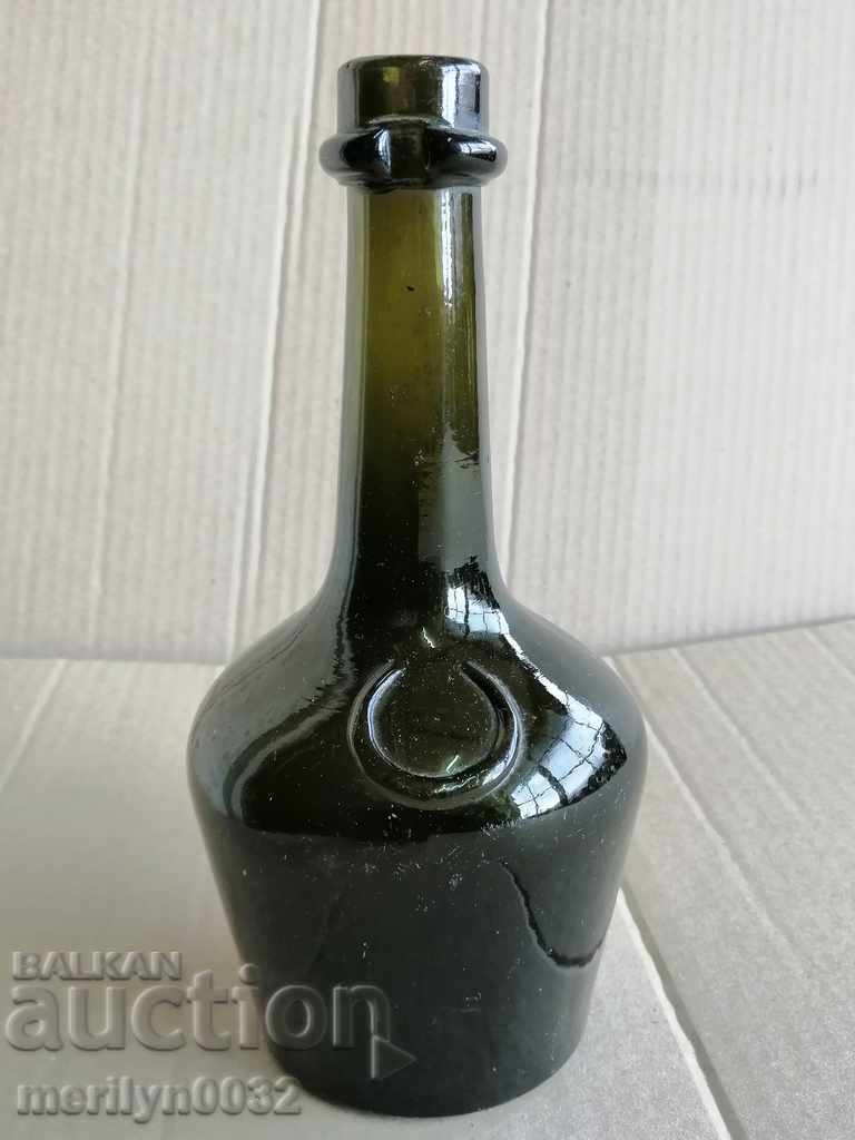 Стъклена бутилка шише от стар коняк