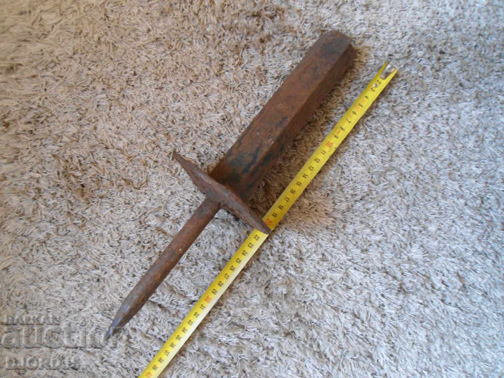 Old anvil, 2.450 kg with price 7.00 BGN | € 3.58 Old anvil, 2.450 kg with price 7.00 BGN | € 3.58