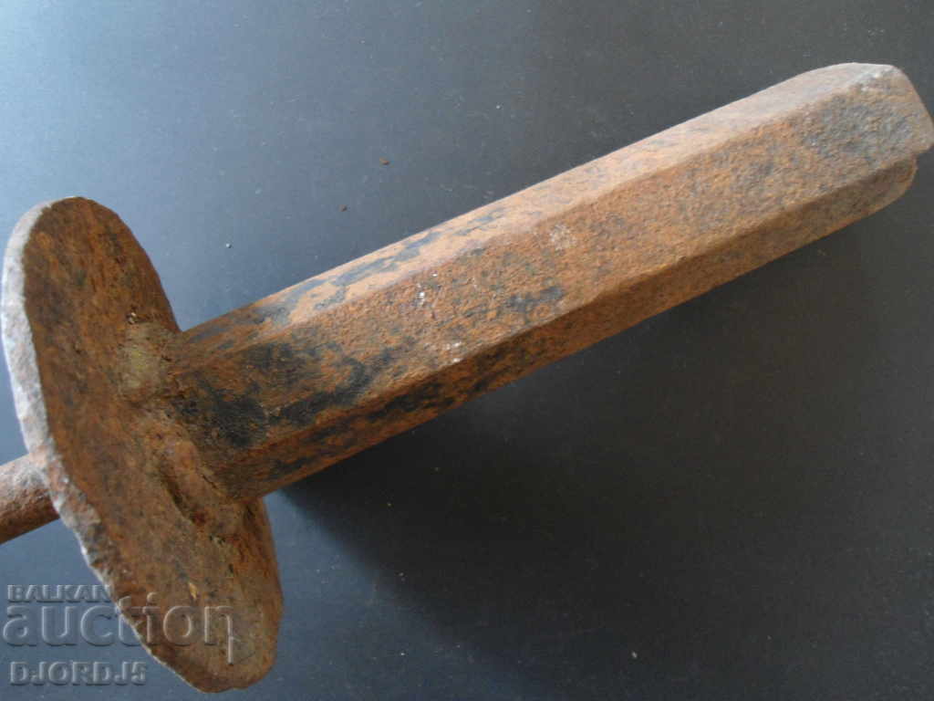 Auction Old anvil, 2.450 kg Auction Old anvil, 2.450 kg
