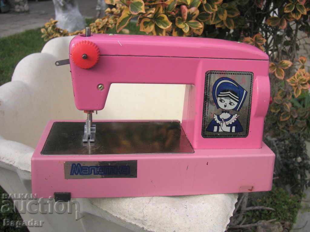 Toy sewing machine with price 25.00 BGN | € 12.78