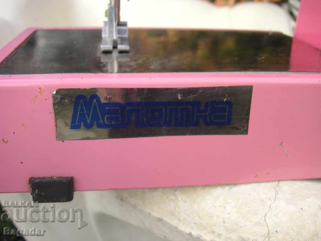 Auction  Toy sewing machine