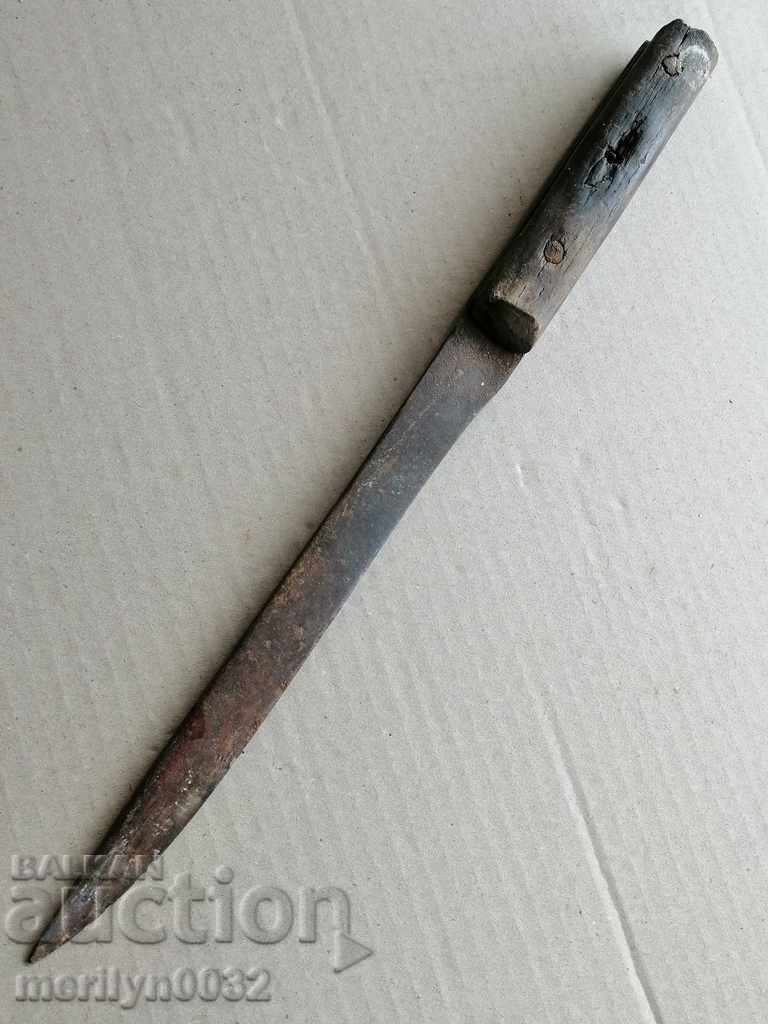 Ένα μαχαίρι του παλιού χεριού-ποιμένα ή του βοσάρου πρωτόγονη
