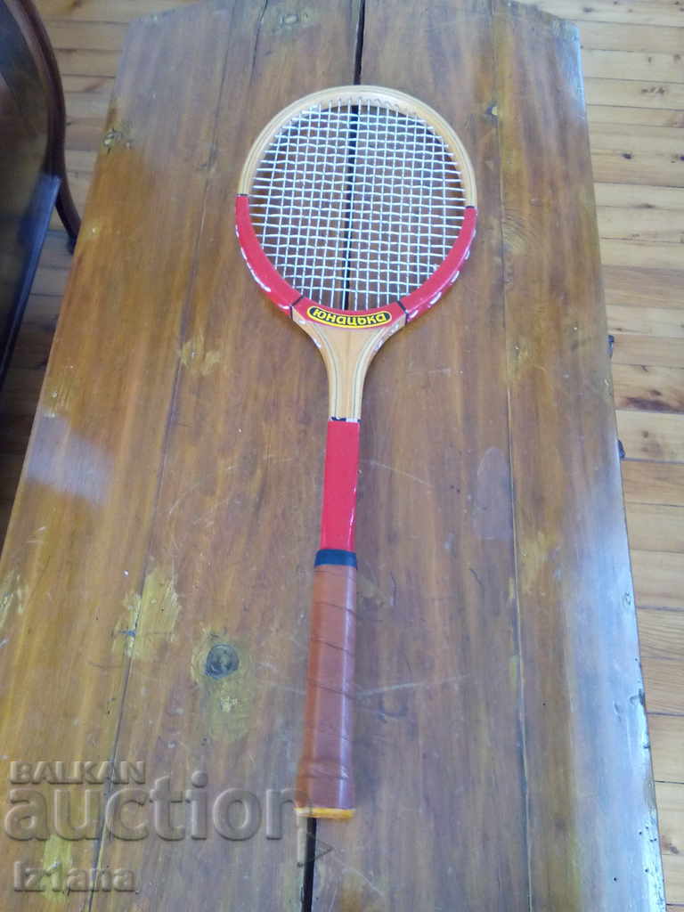 O rachetă veche, o grămadă de tenis pentru tineret