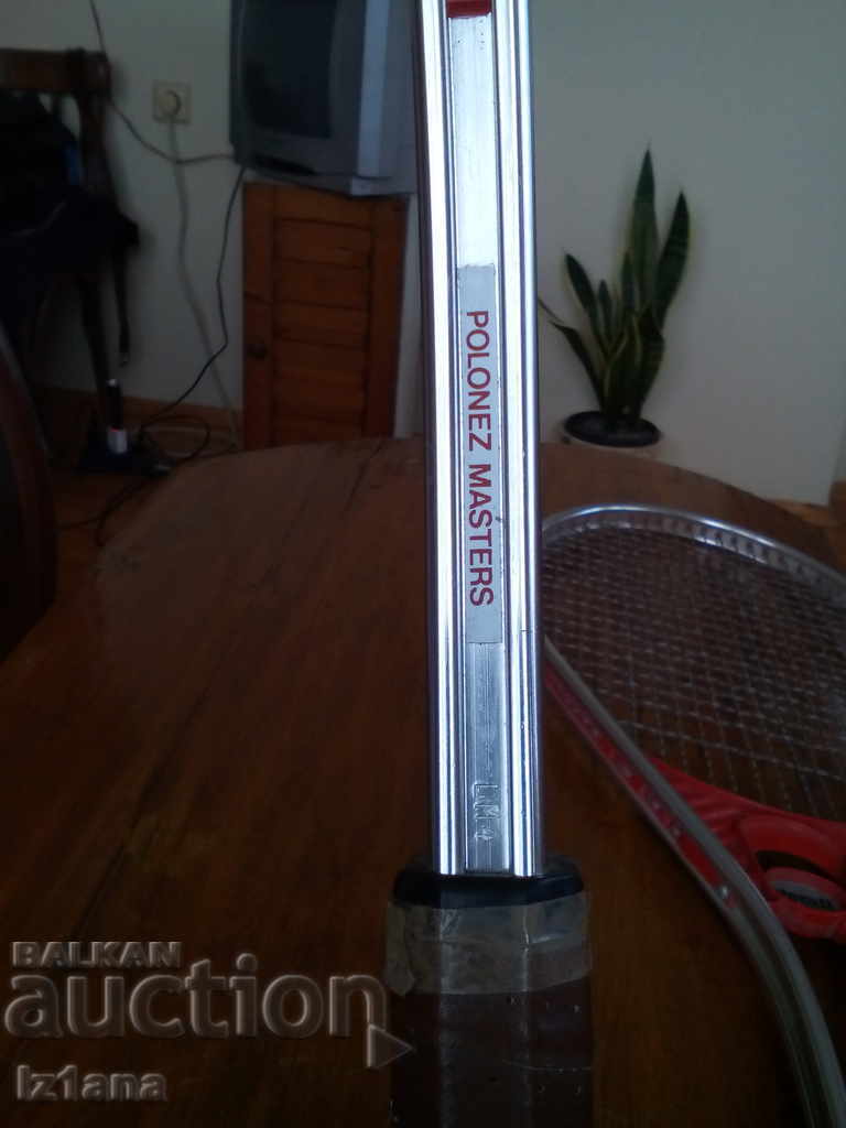 Livrarea O rachetă veche, un suport de tenis Stomil Livrarea O rachetă veche, un suport de tenis Stomil