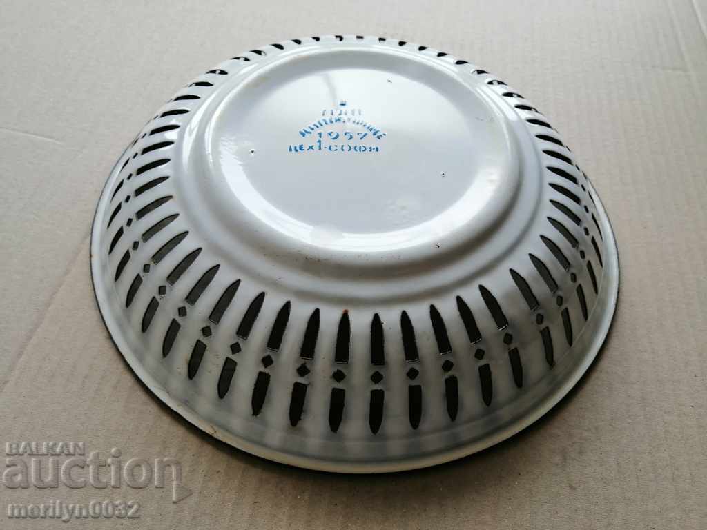 Auction Old pan with enamel, fruit, enameled container Auction Old pan with enamel, fruit, enameled container