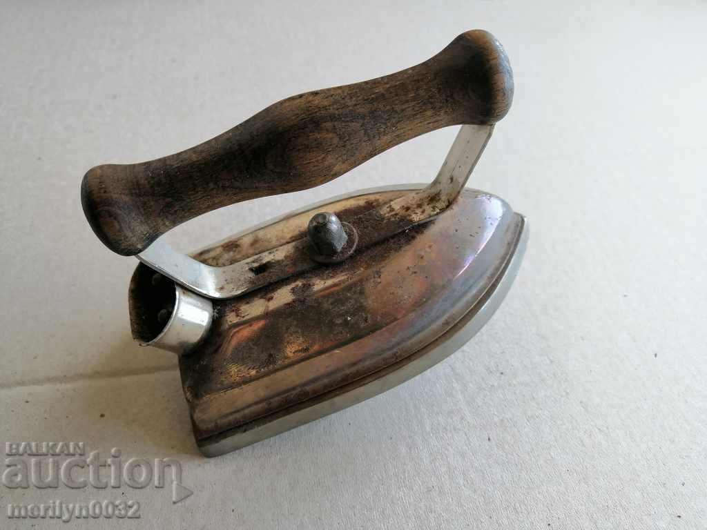 Old electric iron minion with price 42.00 BGN | € 21.47 Old electric iron minion with price 42.00 BGN | € 21.47