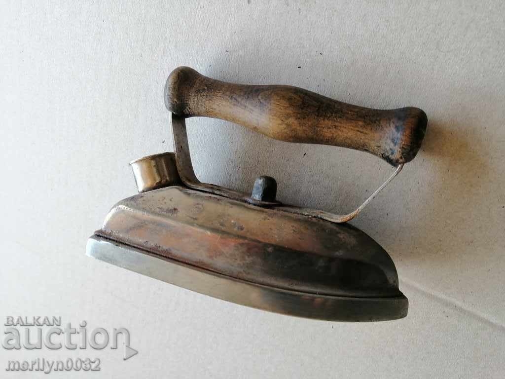 Auction Old electric iron minion Auction Old electric iron minion