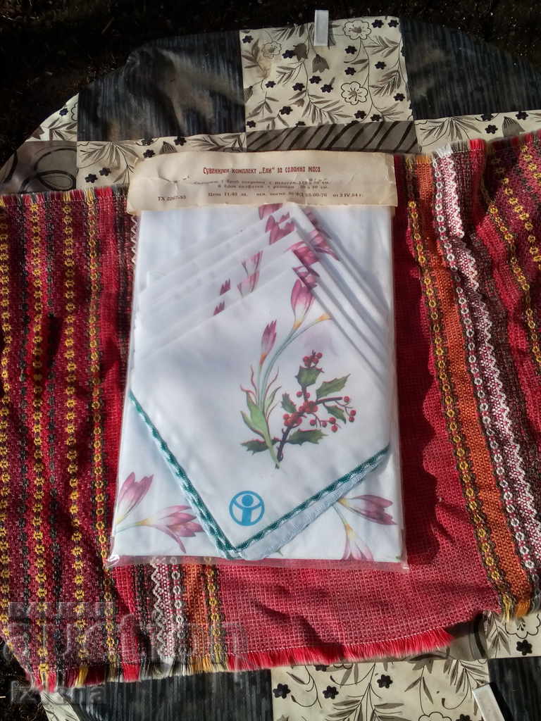 Delivery of Old table cloth set and napkins Eli