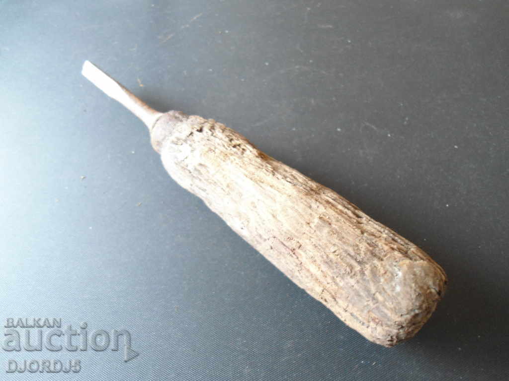 Delivery of Old screwdriver, wooden handle Delivery of Old screwdriver, wooden handle