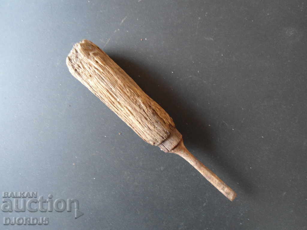 Стара отвертка, дървена дръжка