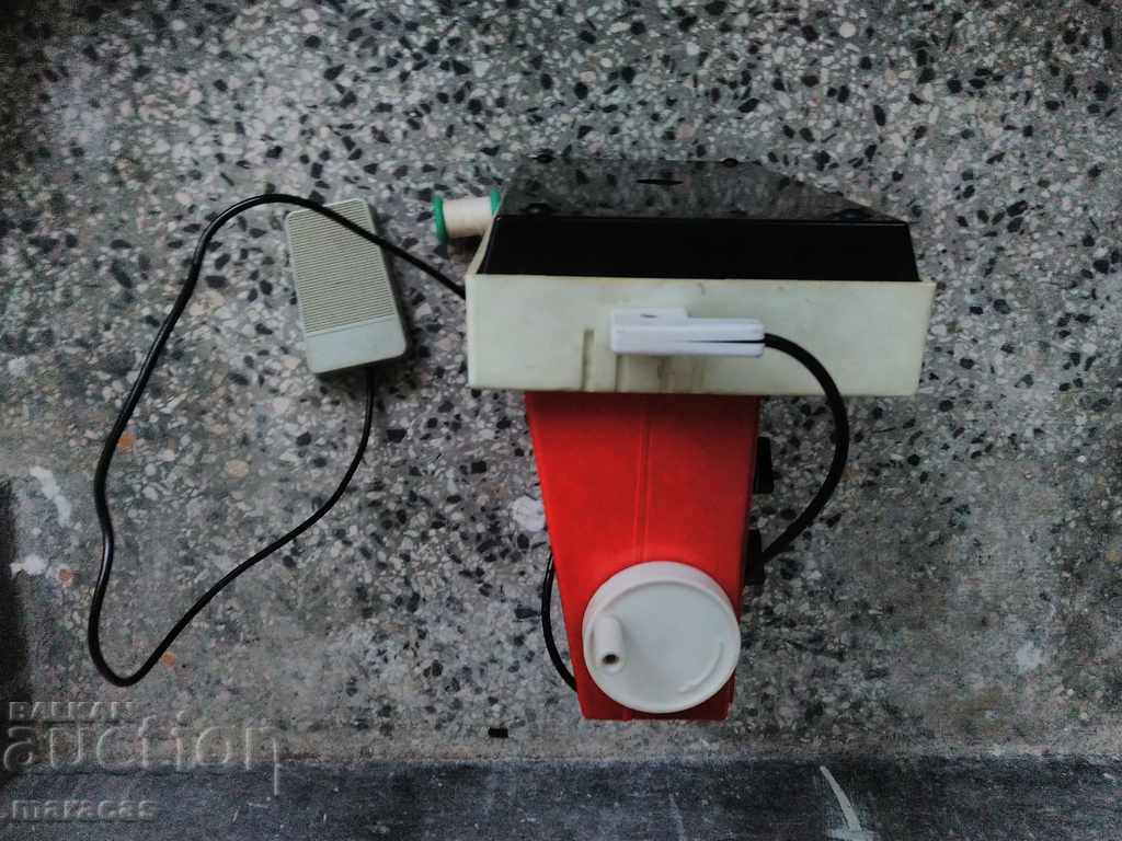 Children's toy sewing machine with price 40.00 BGN | € 20.45 Children's toy sewing machine with price 40.00 BGN | € 20.45