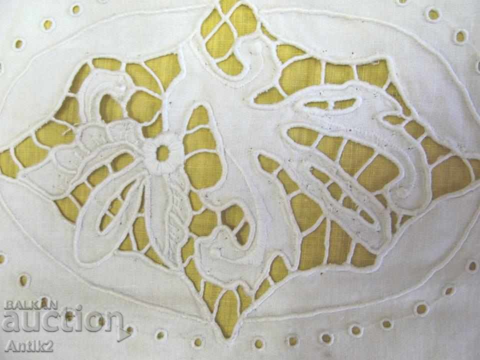 Delivery of 19th century 2 pieces Tablecloths cut embroidery Delivery of 19th century 2 pieces Tablecloths cut embroidery