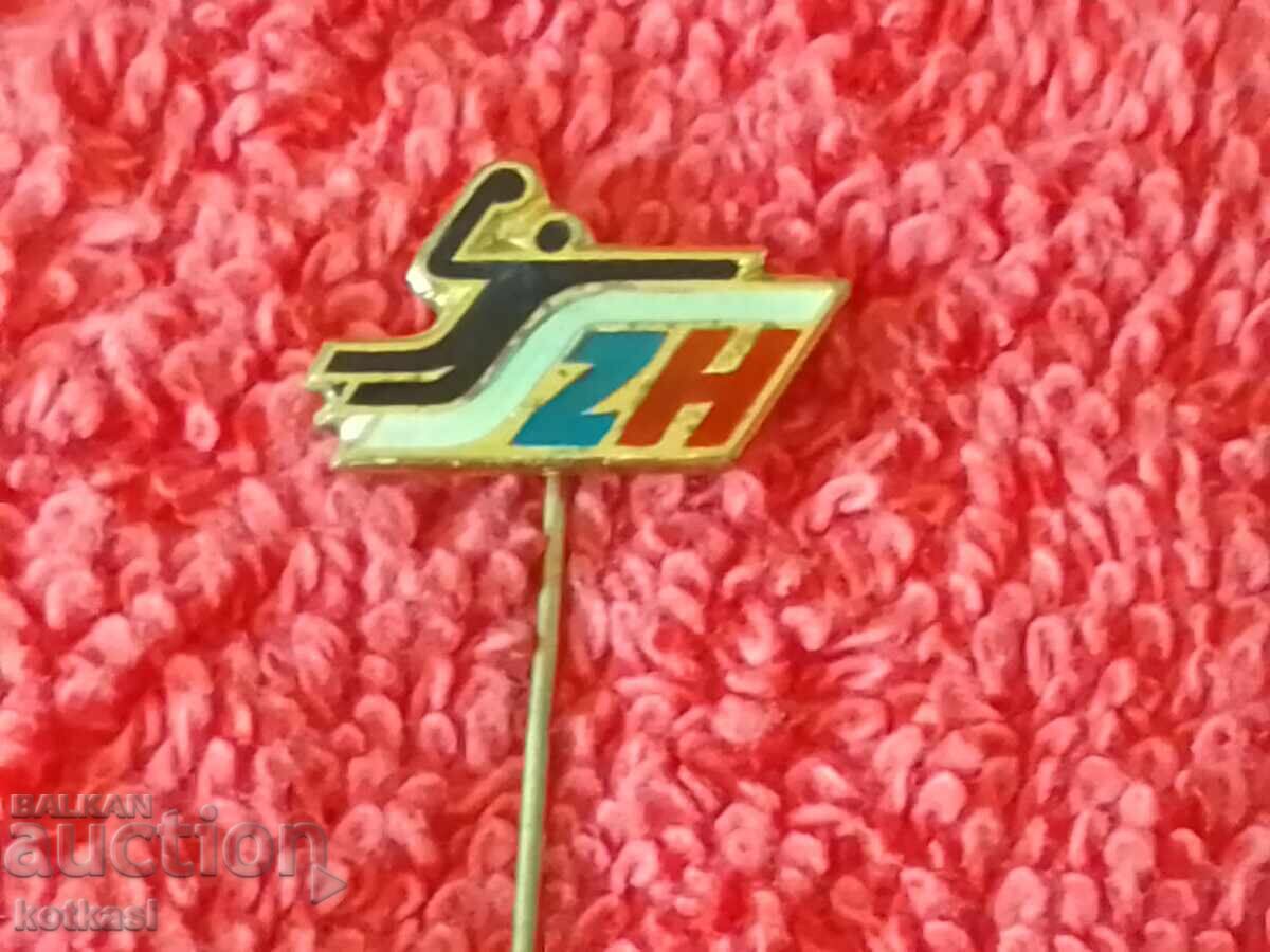 Delivery of Old metal bronze sports badge pin Delivery of Old metal bronze sports badge pin