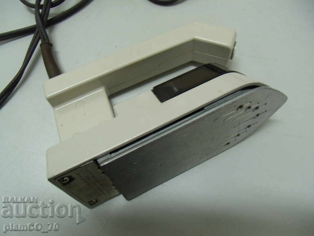Auction  No. * 3831 NORELCO's old little tourist iron